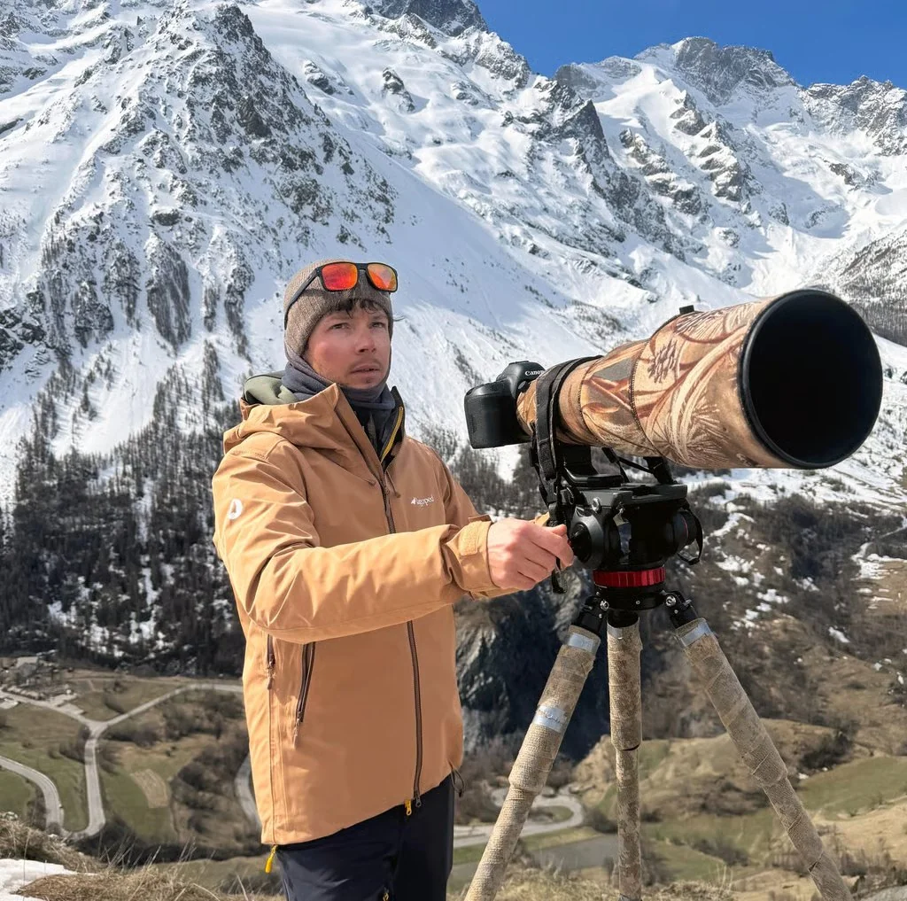 Corentin Esmieu avec son téléobjectif en montagne